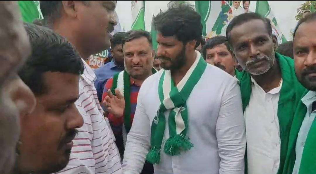 ಪಾದಯಾತ್ರೆ; ಹರೀಶ್ ಗೌಡ ನೇತೃತ್ವದಲ್ಲಿ ಹೆಜ್ಜೆ ಹಾಕಿದ ದೊಡ್ಡಬಳ್ಳಾಪುರ ರೈತರು..!: ನಿಖಿಲ್ ಕುಮಾರಸ್ವಾಮಿ ಭೇಟಿ