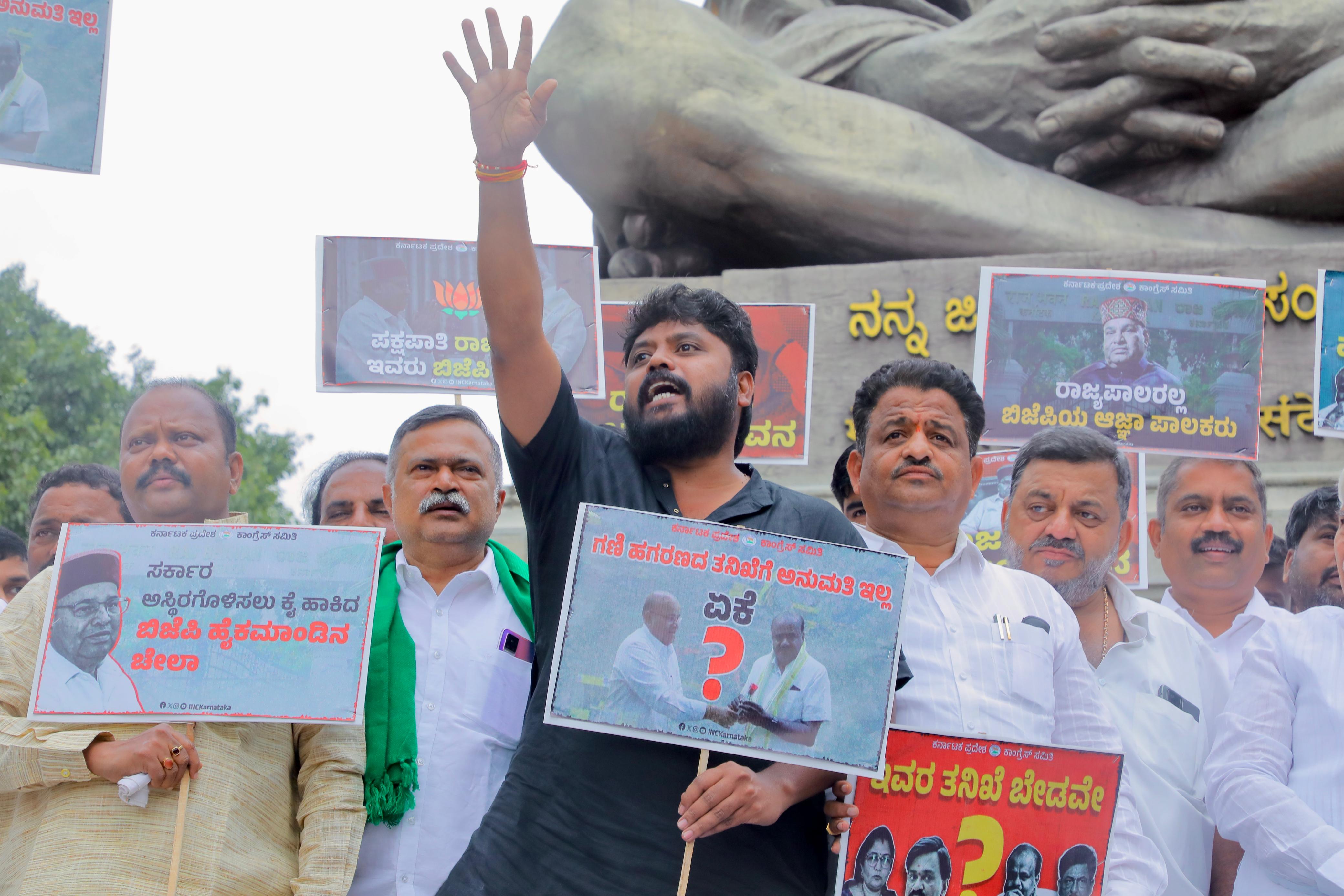 ರಾಜ್ಯಪಾಲರ ತಾರತಮ್ಯ ನೀತಿಯನ್ನು ಖಂಡಿಸಿ ಕೈ ಬಳಗ ಪ್ರತಿಭಟನೆ