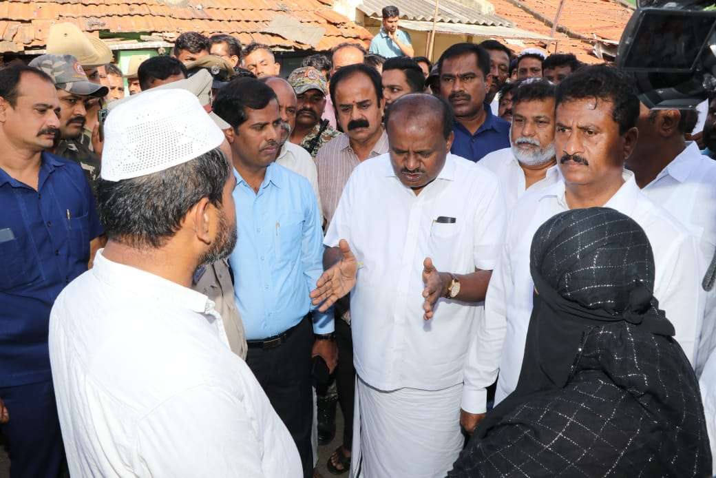 ಗಲಭೆಪೀಡಿತ ನಾಗಮಂಗಲಕ್ಕೆ HD ಕುಮಾರಸ್ವಾಮಿ ಭೇಟಿ: ಆಸ್ತಿ ಕಳೆದುಕೊಂಡ ವ್ಯಾಪಾರಿಗಳಿಗೆ ವೈಯಕ್ತಿಕವಾಗಿ ಆರ್ಥಿಕ ನೆರವು