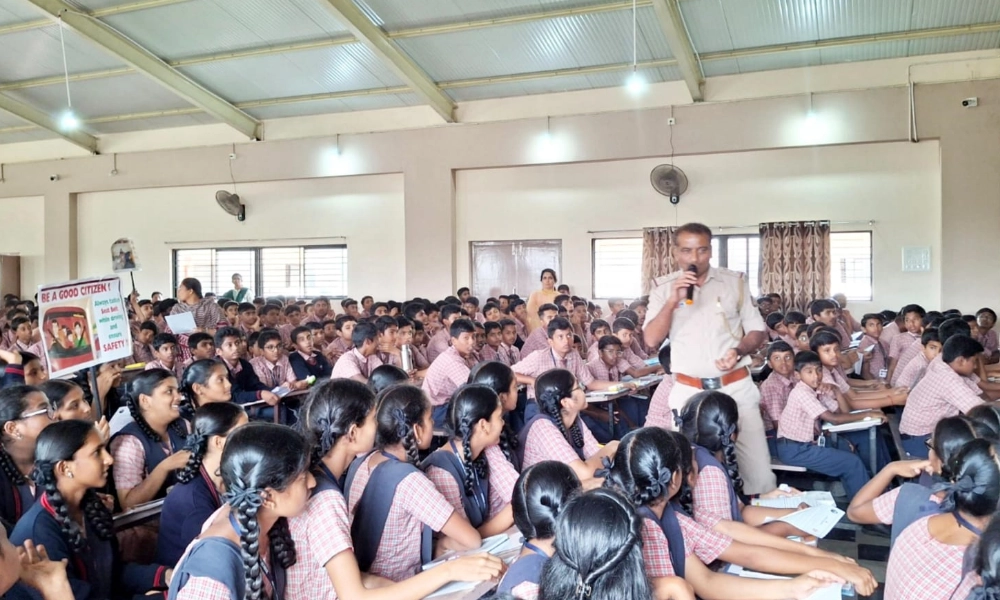 Doddaballapura: ಶಾಲಾ ಮಕ್ಕಳಿಗೆ ಕಾನೂನು ಅರಿವು.. ಮಕ್ಕಳೊಂದಿಗೆ ಇನ್ಸ್ಪೆಕ್ಟರ್ ಅಮರೇಶ್ ಗೌಡ ಸಂವಾದ