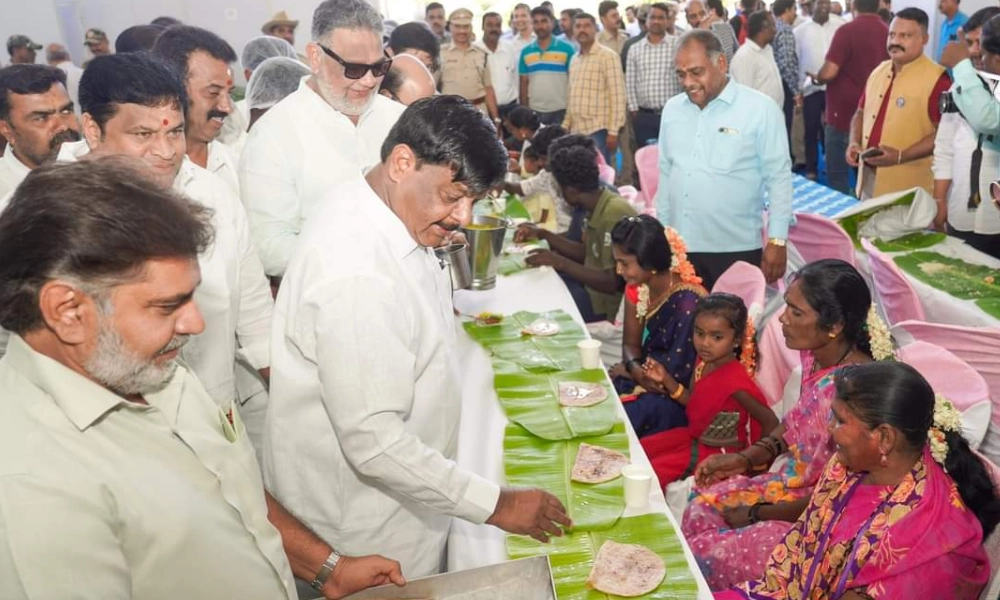 ಮೈಸೂರು ದಸರಾ: ಮಾವುತರು ಹಾಗೂ ಕಾವಾಡಿಗಳ ಕುಟುಂಬದವರಿಗೆ ಉಪಹಾರ ಕೂಟ