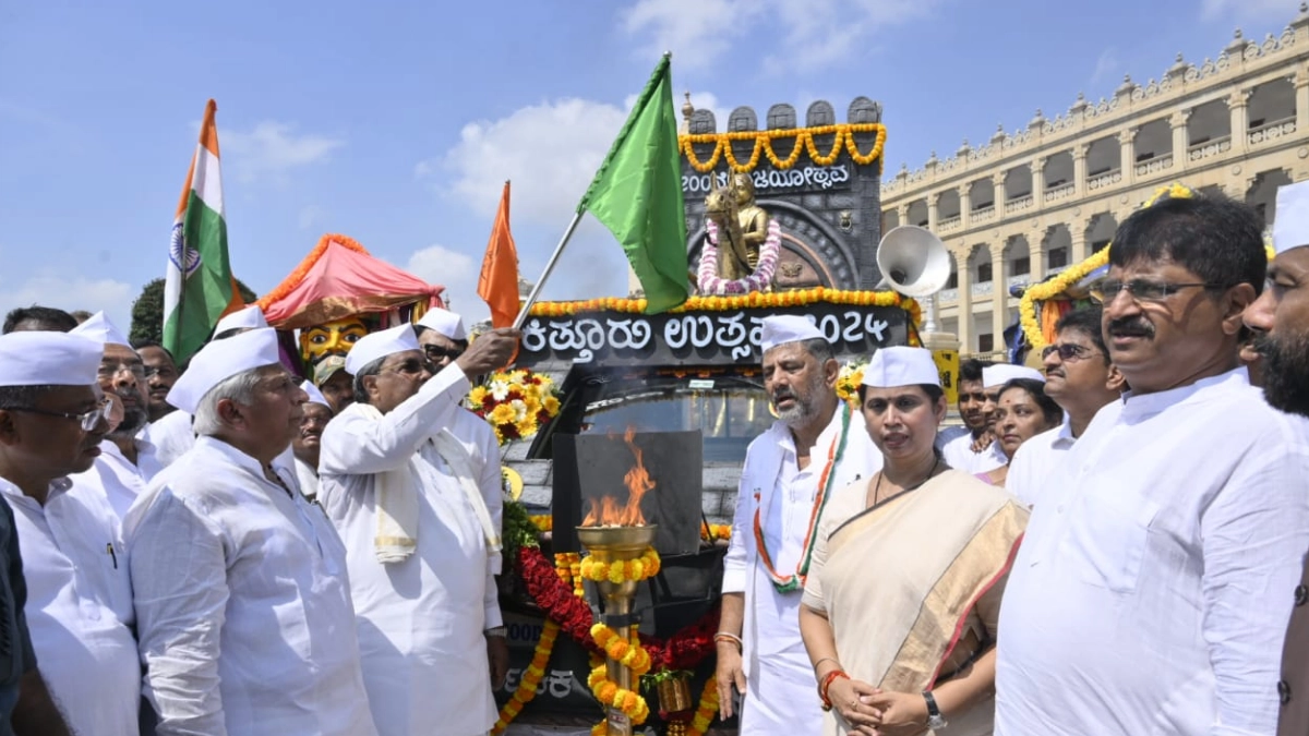 ಕಿತ್ತೂರು ವಿಜಯೋತ್ಸವದ ಜ್ಯೋತಿಗೆ ಸಿಎಂ ಸಿದ್ದರಾಮಯ್ಯ ಚಾಲನೆ..!
