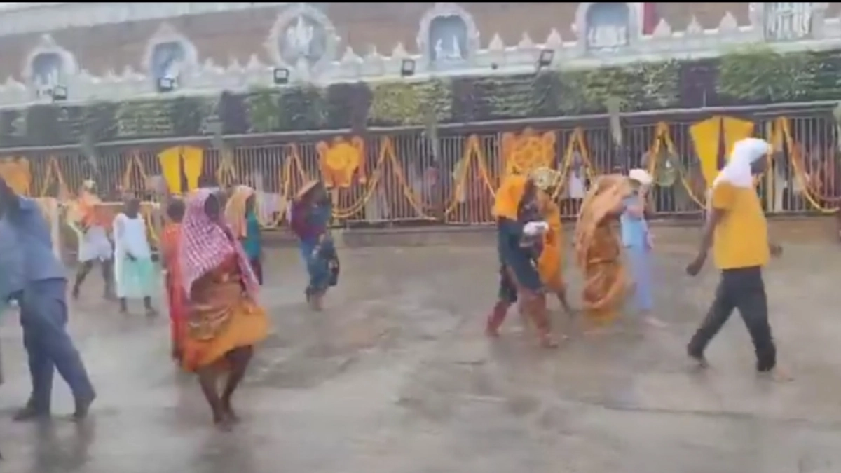 ಬೆಂ.ಗ್ರಾಮಾಂತರ ಸೇರಿ 11 ಜಿಲ್ಲೆಗಳಿಗೆ ಆರೆಂಜ್ ಅಲರ್ಟ್: ತಿರುಮಲದಲ್ಲಿ ಧಾರಾಕಾರ ಮಳೆ| ವಿಡಿಯೋ
