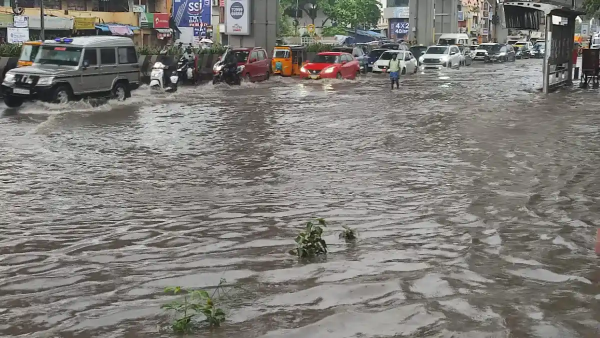 ChennaiRains: ಪ್ರವಾಹದ ಆತಂಕ.. ಸೇತುವೆ ಮೇಲೆ ಕಾರುಗಳ ಪಾರ್ಕಿಂಗ್| ವಿಡಿಯೋ ನೋಡಿ