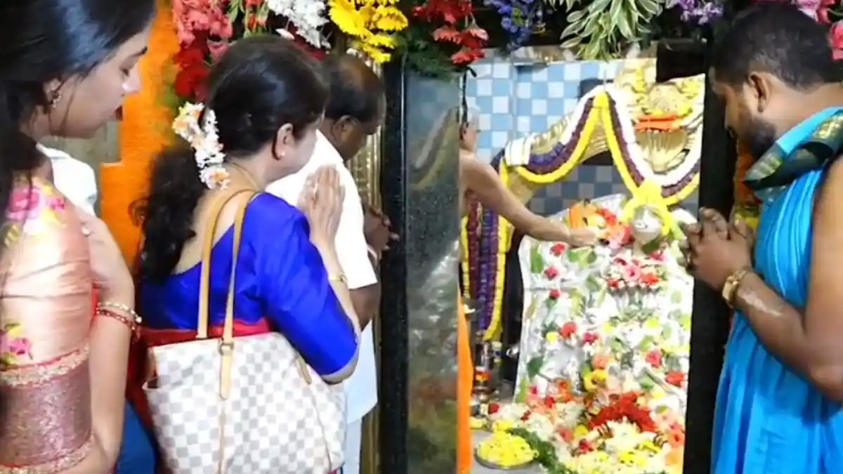 ಪೂಜೆ ವೇಳೆ ಬಲಗಡೆ ಹೂ.. ಕುಮಾರಸ್ವಾಮಿ ಕುಟುಂಬಕ್ಕೆ ಶುಭ ಸೂಚನೆ..?