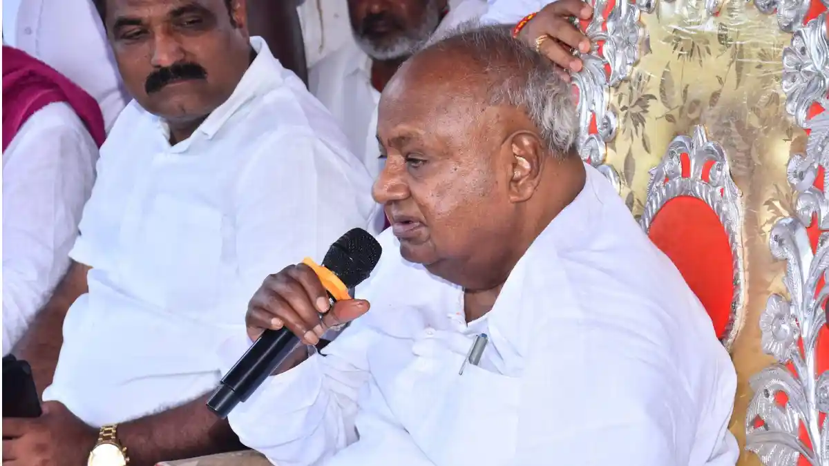 ನಾನು ವೀಲ್ ಚೇರ್, ಆಂಬ್ಯುಲೆನ್ಸ್ ನಲ್ಲಿ ಬಂದಿದ್ದೇನೆಯೇ?; ಹೆಚ್.ಡಿ.ದೇವೇಗೌಡರು ಕಿಡಿ
