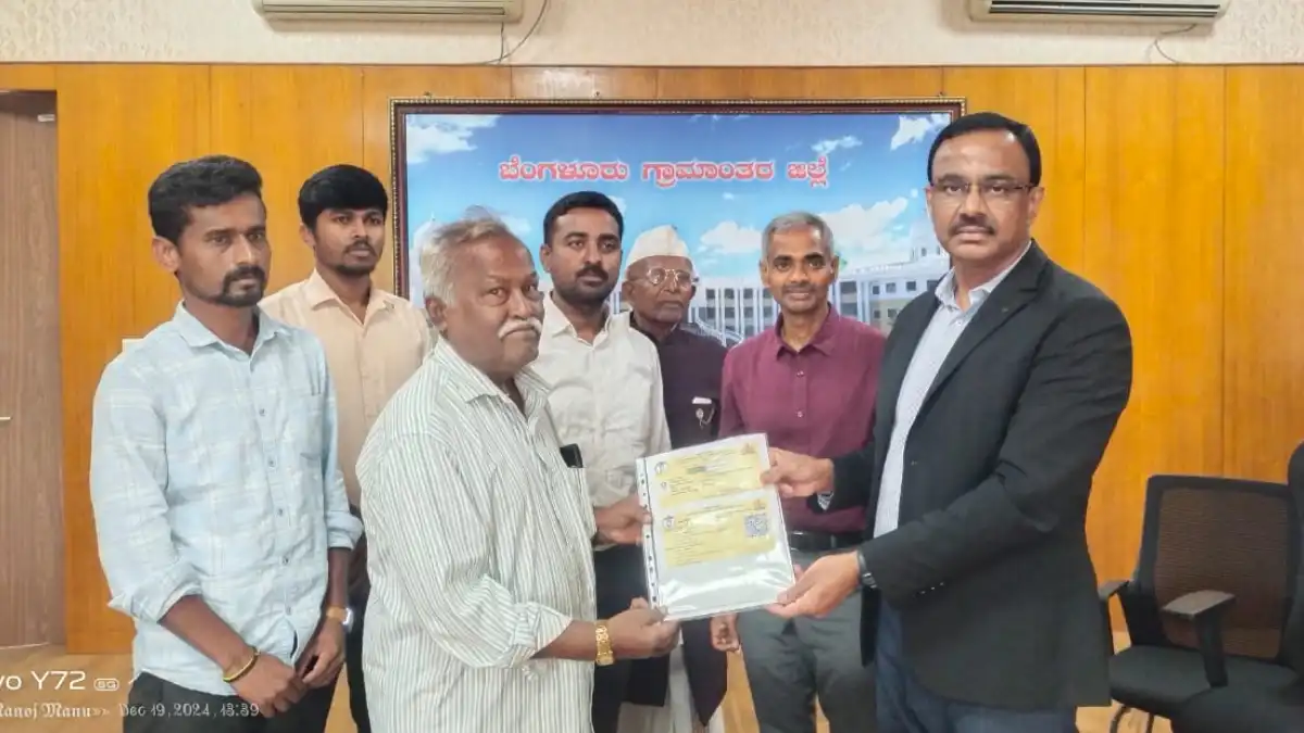 ಉತ್ತಮ ಆಡಳಿತ ಸಪ್ತಾಹ: ಹಿರಿಯ ನಾಗರಿಕರಿಗೆ ಗುರುತಿನ ಚೀಟಿ ವಿತರಿಸಿದ ಜಿಲ್ಲಾಧಿಕಾರಿ (DC)