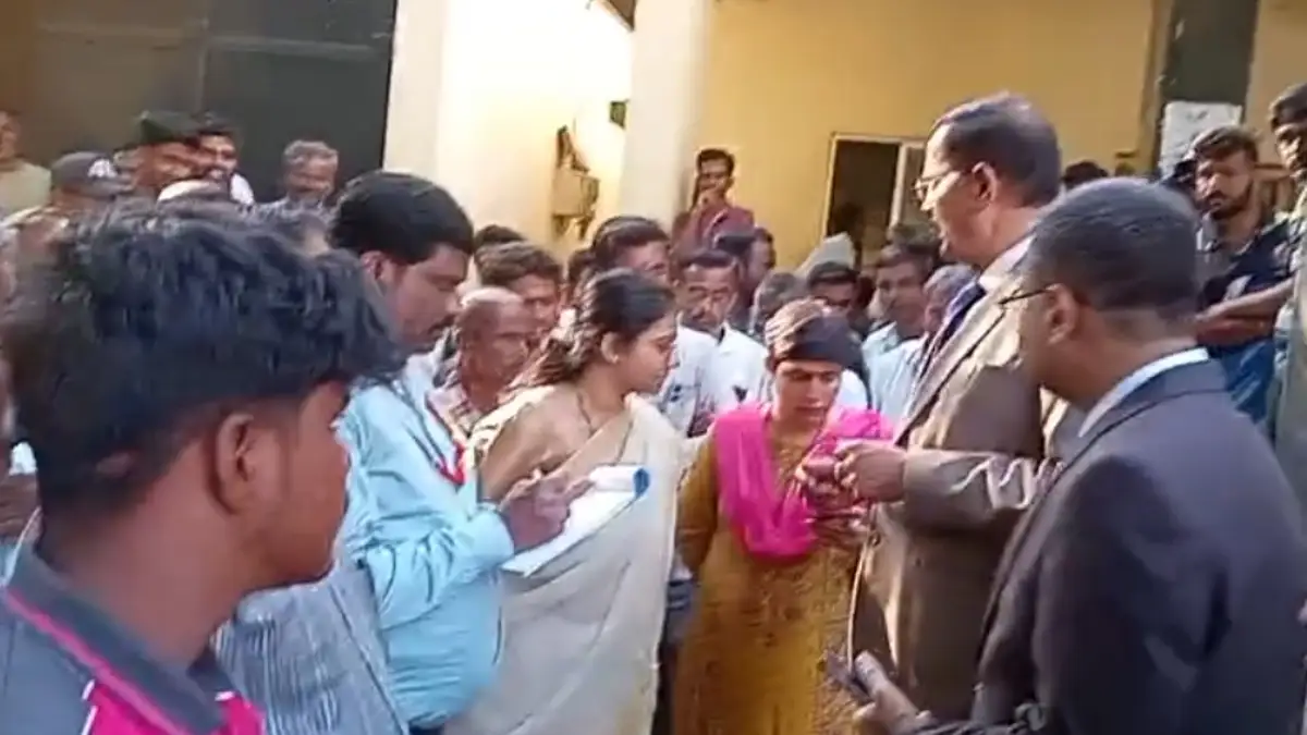 ದೊಡ್ಡಬಳ್ಳಾಪುರಕ್ಕೆ ಉಪಲೋಕಾಯುಕ್ತ ಬಿ.ವೀರಪ್ಪ ದಿಢೀರ್ ಭೇಟಿ: ಎಸಿ, ತಹಶಿಲ್ದಾರ್‌ಗೆ ತರಾಟೆ| Video