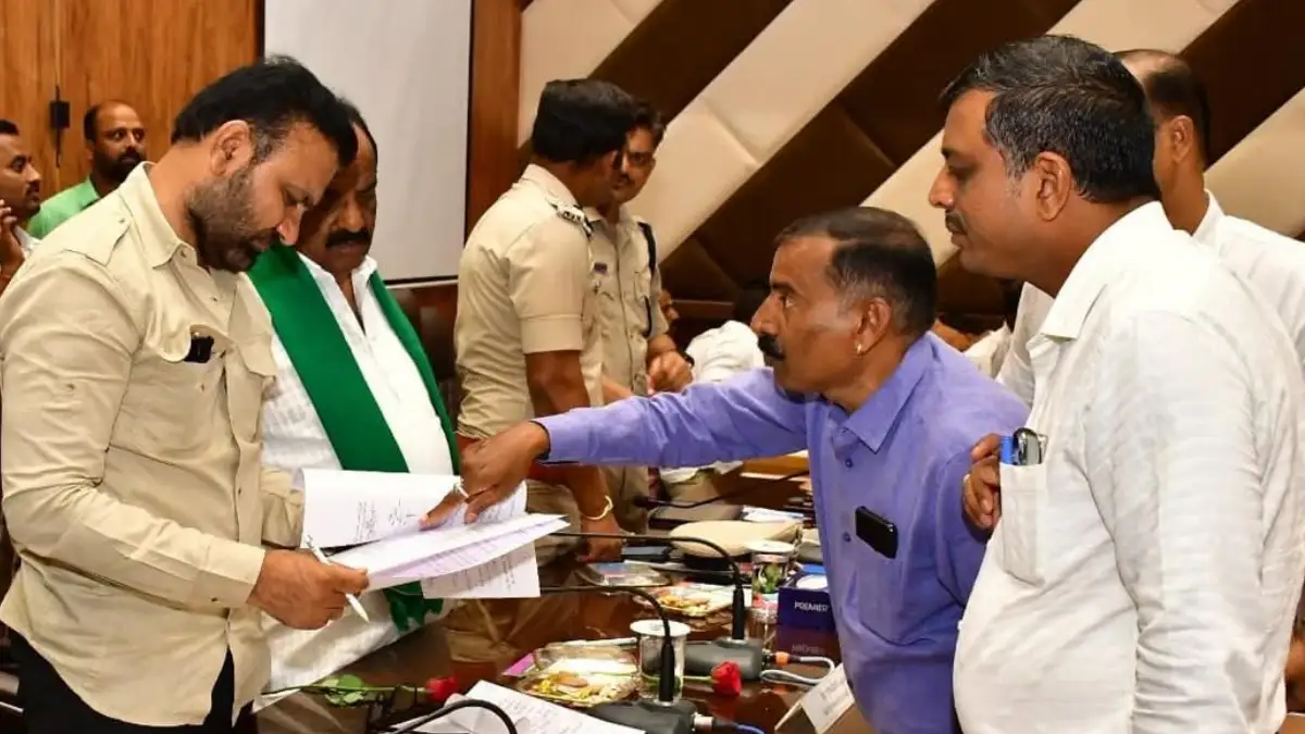 ಆಲಸ್ಯ.. ನಡಿತೈತಿ ಬಿಡು ಎನ್ನುವ ಮನೋಭಾವನೆಯ ಅಧಿಕಾರಿ, ಸಿಬ್ಬಂದಿಗಳು ಮನೆಗೆ ಹೋಗಿ: ಸಚಿವ ಸಂತೋಷ ಲಾಡ್