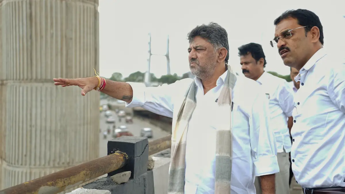 ಸುಗಮ ಸಂಚಾರಕ್ಕೆ ಮುಖ್ಯರಸ್ತೆ ಮತ್ತು ಸರ್ವೀಸ್ ರಸ್ತೆ ವಿಲೀನ: ಡಿಸಿಎಂ ಡಿಕೆ ಶಿವಕುಮಾರ್ ಸ್ಥಳ ಪರಿಶೀಲನೆ