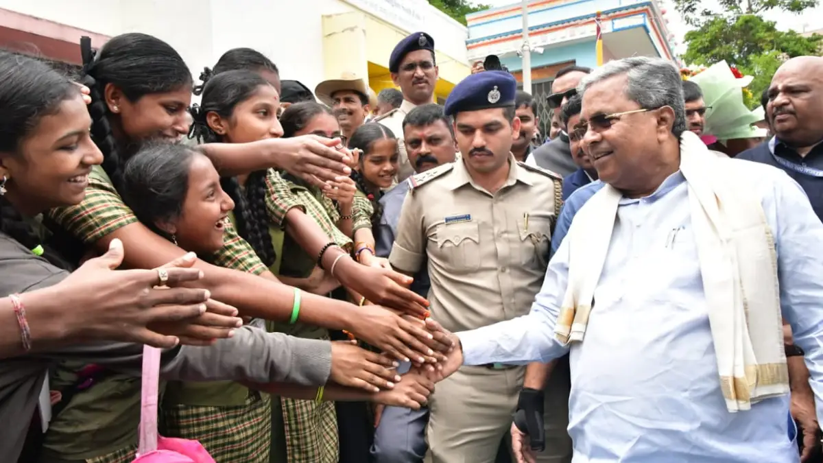 ಶಾಲೆಗಳ ಆರಂಭ: ಸರ್ಕಾರಿ ಶಾಲೆಗೆ ಸಿಎಂ ಸಿದ್ದರಾಮಯ್ಯ ಭೇಟಿ