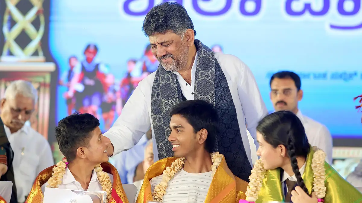 ಚೆನ್ನಾಗಿ ಓದಿ ರಾಜನಾಗುತ್ತೀರೋ, ಇಲ್ಲ ಸೇವಕರಾಗುತ್ತೀರೋ ಆಯ್ಕೆ ನಿಮ್ಮದು: ಮಕ್ಕಳಿಗೆ ಡಿಸಿಎಂ ಡಿಕೆ ಶಿವಕುಮಾರ್ ಕಿವಿಮಾತು
