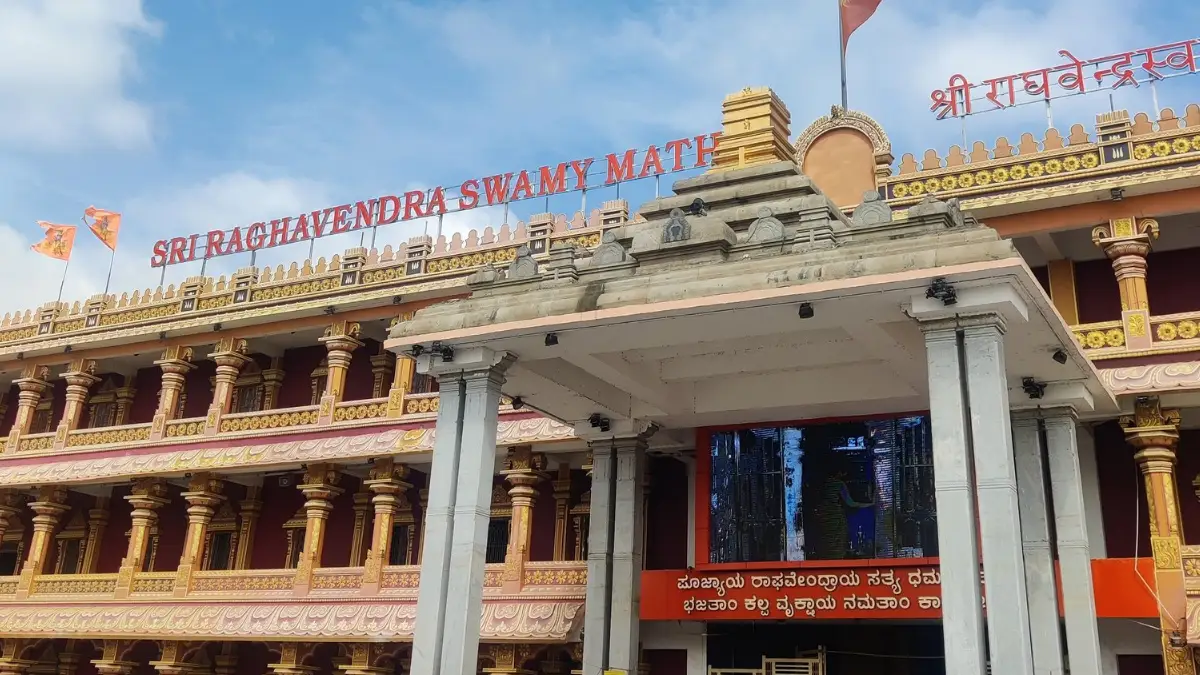 ಮಂತ್ರಾಲಯ ಮಠದಲ್ಲಿ ರೂ.5 ಕೋಟಿ ಕಾಣಿಕೆ ಸಂಗ್ರಹ