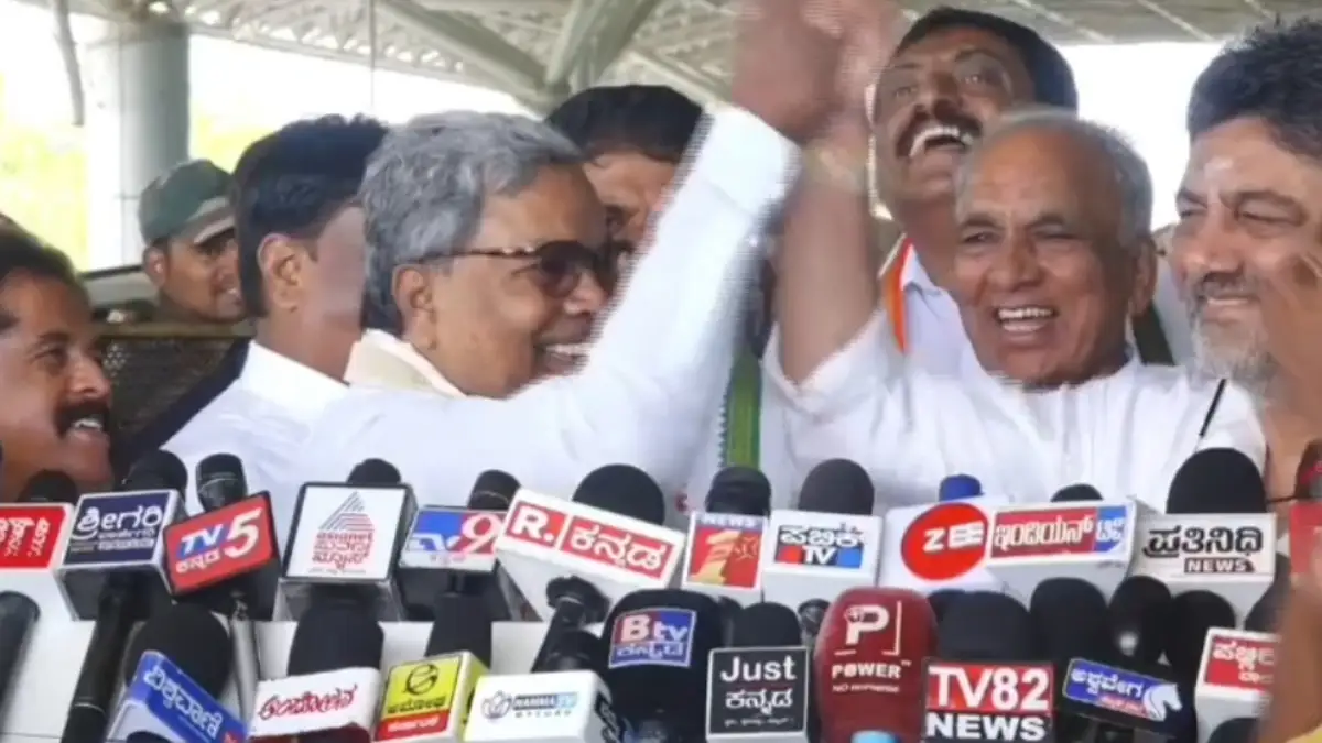 ಡಿಸಿಎಂ ಡಿ.ಕೆ.ಶಿವಕುಮಾರ್ ಕೈ ಹಿಡಿದು ವಿಪಕ್ಷಗಳಿಗೆ ಕಿಚ್ಚು ಹೆಚ್ಚಿಸಿದ ಸಿಎಂ ಸಿದ್ದರಾಮಯ್ಯ