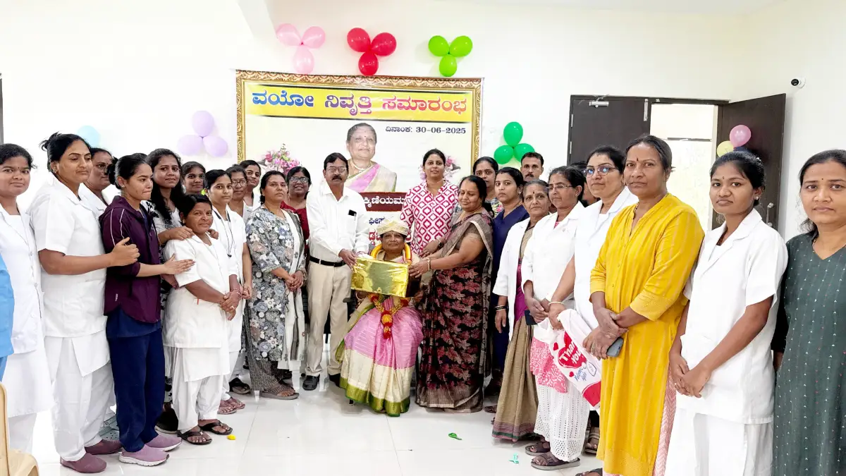 ದೊಡ್ಡಬಳ್ಳಾಪುರ: ನರ್ಸಿಂಗ್ ಅಧಿಕಾರಿ ರುಕ್ಮಿಣಿಯಮ್ಮರಿಗೆ ನಿವೃತ್ತಿ.. ಆಸ್ಪತ್ರೆ ಸಿಬ್ಬಂದಿಗಳಿಂದ ಸನ್ಮಾನ