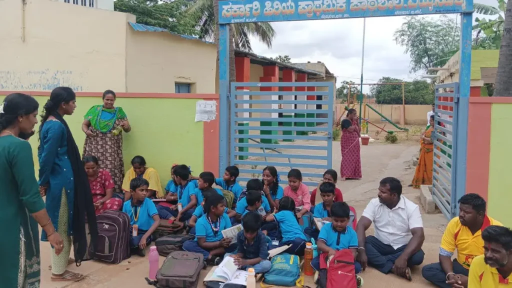 Shortage of 132 teachers in Doddaballapur.. Parents marched with their children in protest..!