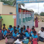 Shortage of 132 teachers in Doddaballapur.. Parents marched with their children in protest..!
