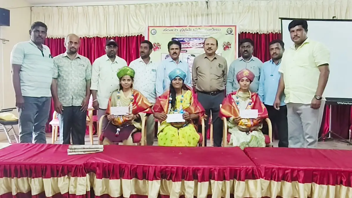 ದೊಡ್ಡಬಳ್ಳಾಪುರ: ರ‍್ಯಾಂಕ್ ಪಡೆದ ವಿದ್ಯಾರ್ಥಿಗಳಿಗೆ ಹಳೆ ವಿದ್ಯಾರ್ಥಿಗಳ ಸಂಘದಿಂದ ಸನ್ಮಾನ, ಆರ್ಥಿಕ ನೆರವು