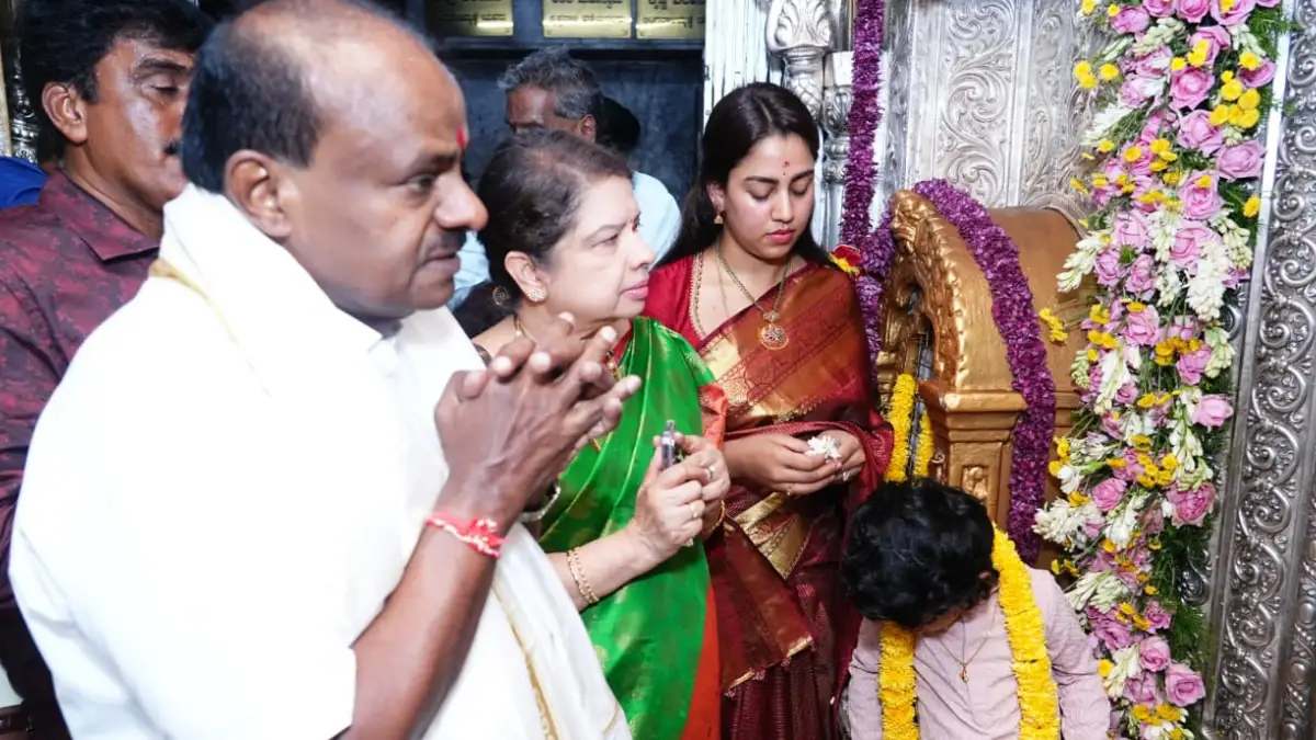 ಕುಟುಂಬ ಸಮೇತ ಚಾಮುಂಡೇಶ್ವರಿ ಅಮ್ಮನವರ ದರ್ಶನ ಪಡೆದ ಕೇಂದ್ರ ಸಚಿವ ಹೆಚ್.ಡಿ.ಕುಮಾರಸ್ವಾಮಿ