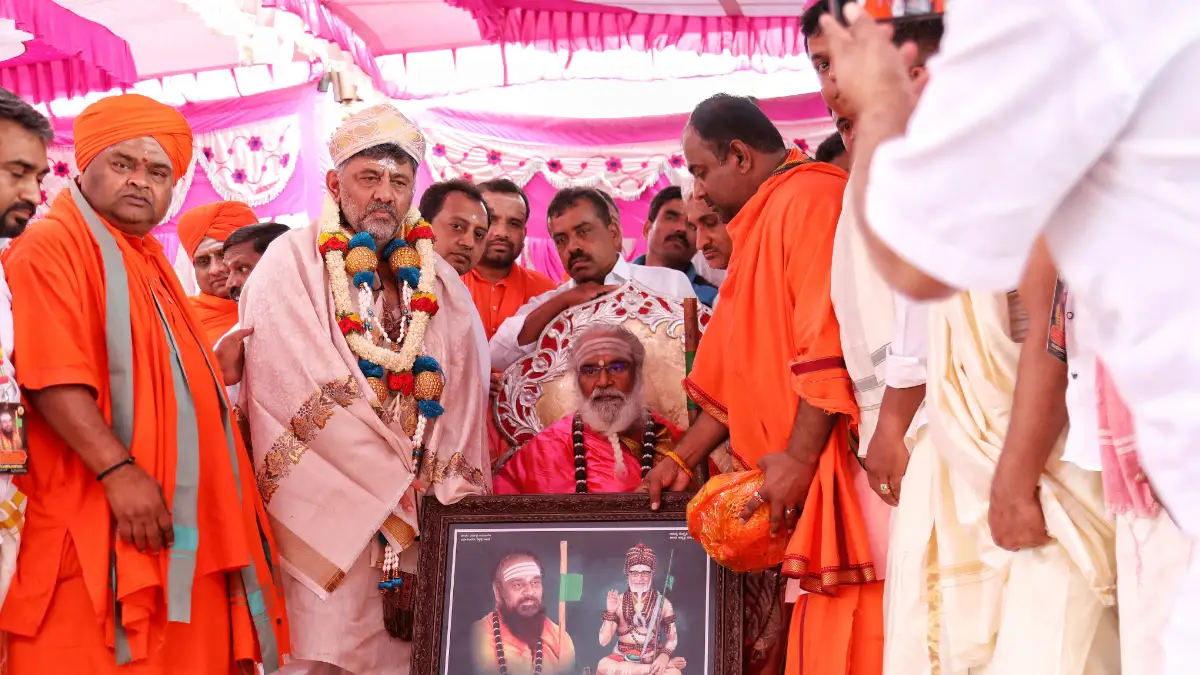 ಡಿ.ಕೆ. ಶಿವಕುಮಾರ್‌ಗೆ ಉನ್ನತ ಸ್ಥಾನ ಸಿಗಬೇಕು, ಜಾತಿ ಮತ್ತು ಧರ್ಮಗಳ ನಡುವೆ ಒಡಕುಂಟು ಮಾಡುವ ನಾಯಕರ ಬದಲು ಇಂತಹ ನಾಯಕರ ಅಗತ್ಯ; ರಂಭಾಪುರಿ ಶ್ರೀ
