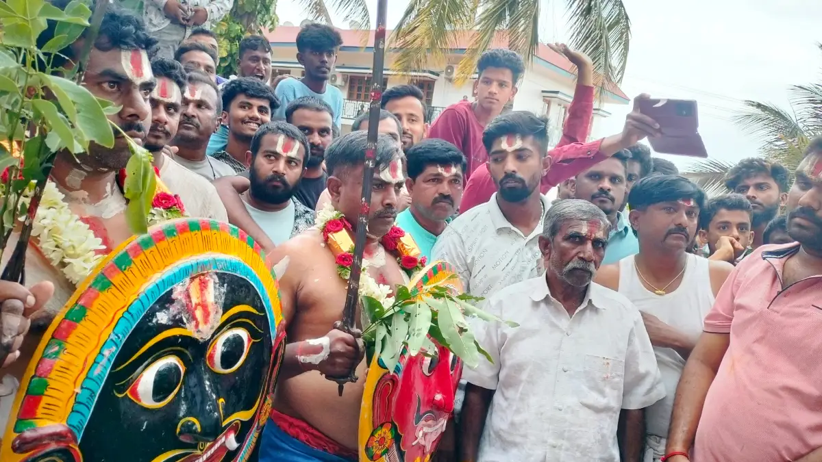 ತೂಬಗೆರೆಯಲ್ಲಿ ಭೂತ ಭೂತನೆರಿಗೆ ಹಬ್ಬ: ಕೆಂಚಣ್ಣ ಮತ್ತು ಕರಿಯಣ್ಣರ ಆರ್ಭಟದ Video ನೋಡಿ