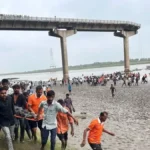 Vehicles fell into the river after the bridge collapsed, 9 people died..!