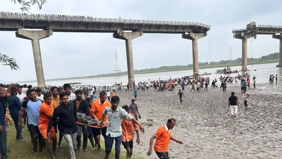 ಸೇತುವೆ ಕುಸಿದು ನದಿಗೆ ಉರುಳಿ ಬಿದ್ದ ವಾಹನಗಳು, ‌‌9 ಮಂದಿ ದುರ್ಮರಣ..!| Video ನೋಡಿ