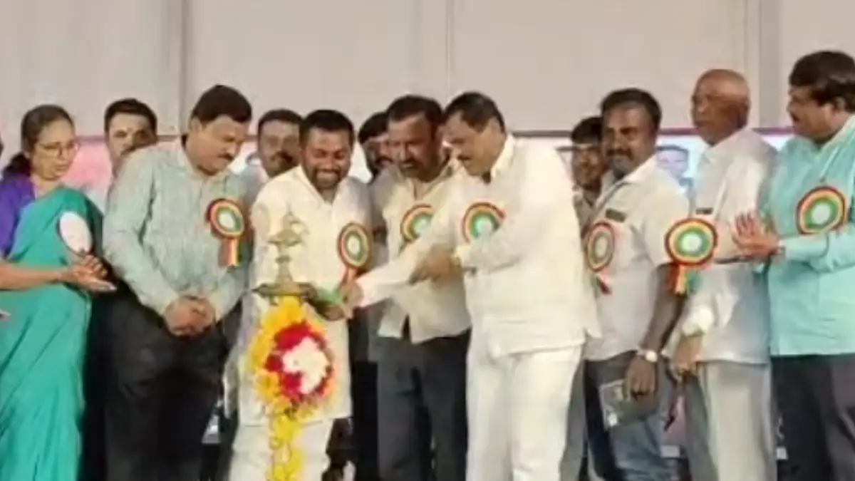 ದೊಡ್ಡಬಳ್ಳಾಪುರ; ಹಾಲಿ, ಮಾಜಿ ಶಾಸಕರಿಬ್ಬರು ಕೈಹಿಡಿದು ಜ್ಯೋತಿ ಬೆಳಗಿಸುವಂತೆ ಮಾಡಿದ ಸಚಿವ ಸಂತೋಷ್ ಲಾಡ್| Video ನೋಡಿ