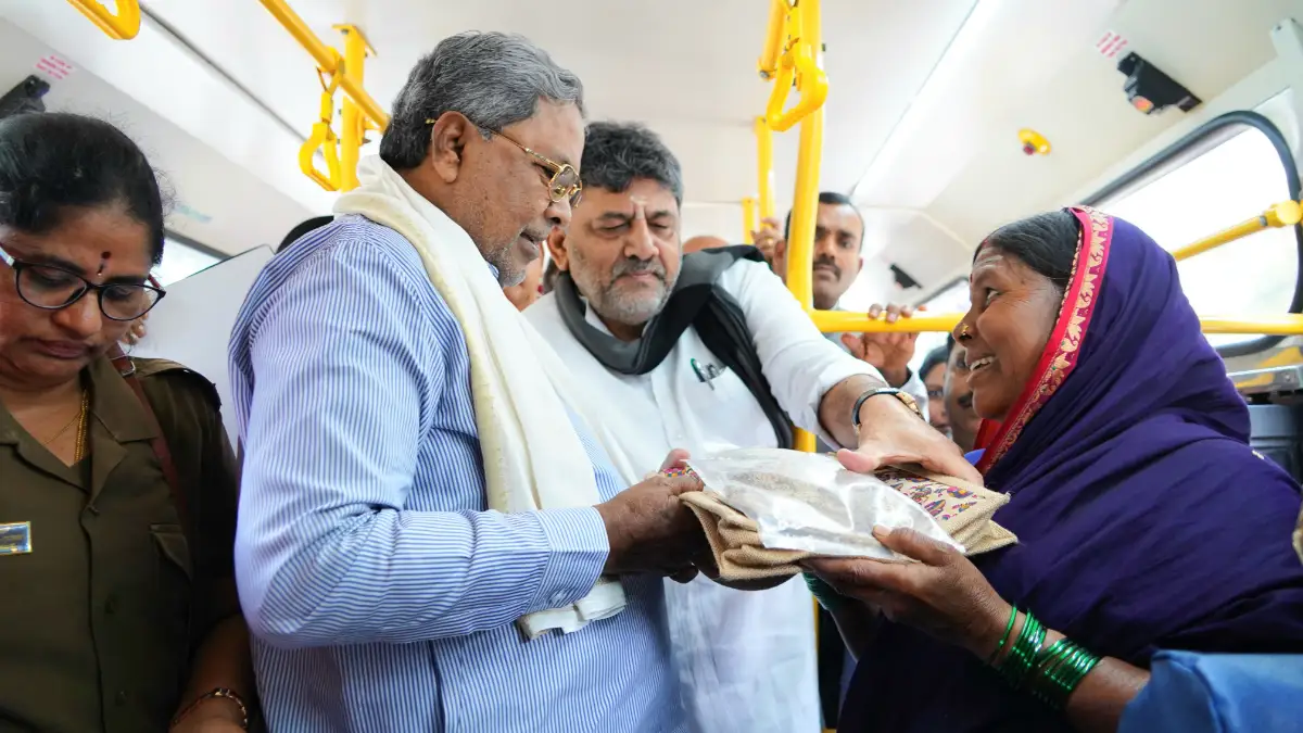 ರಾಜ್ಯದ ಮಹಿಳೆಯರಿಗೆ ಉಚಿತಪ್ರಯಾಣ ಕಲ್ಪಿಸಿದ ಶಕ್ತಿ ಯೋಜನೆ: 500ನೇ ಕೋಟಿ ಮಹಿಳೆಗೆ ಸಾಂಕೇತಿಕವಾಗಿ ಟಿಕೆಟ್ ವಿತರಿಸಿದ ಸಿಎಂ, ಡಿಸಿಎಂ