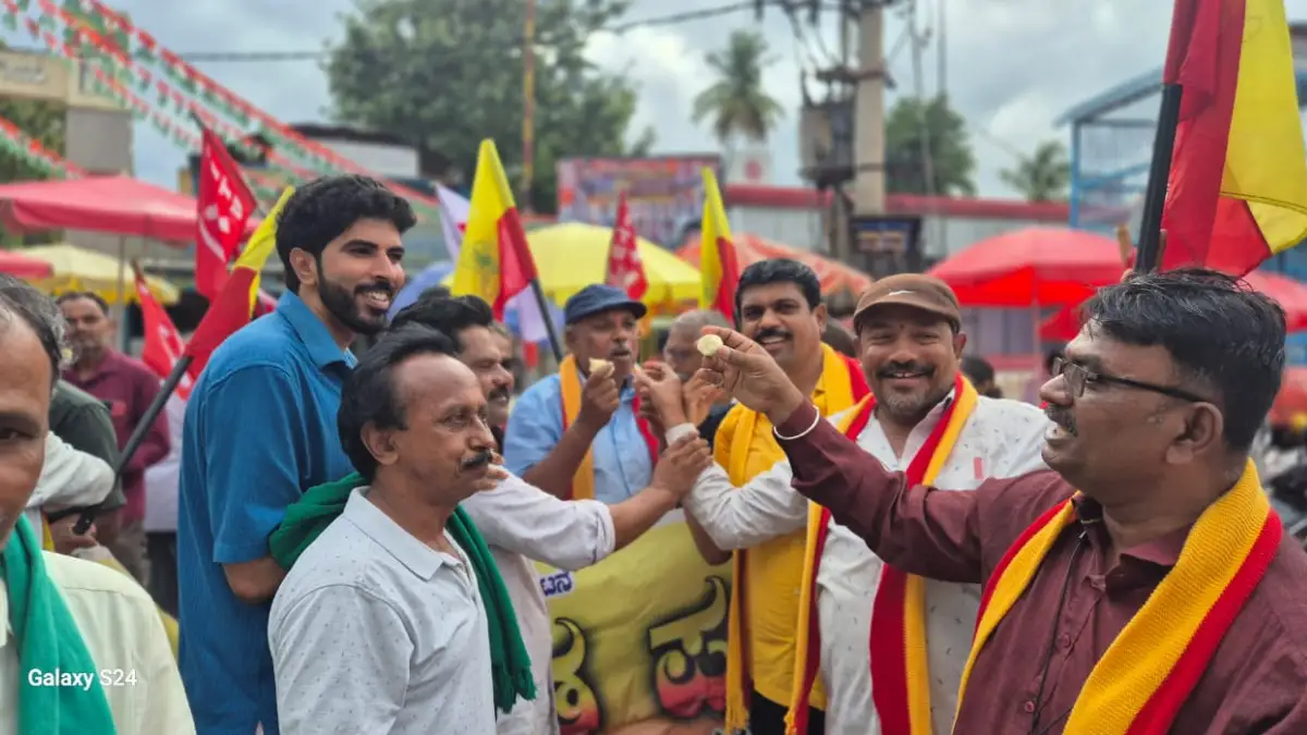 ಭೂಸ್ವಾಧೀನ ಕೈಬಿಟ್ಟ ಸರ್ಕಾರ: ದೊಡ್ಡಬಳ್ಳಾಪುರದಲ್ಲಿ ಸಿಹಿ ಹಂಚಿ ಸಂಭ್ರಮಾಚರಣೆ