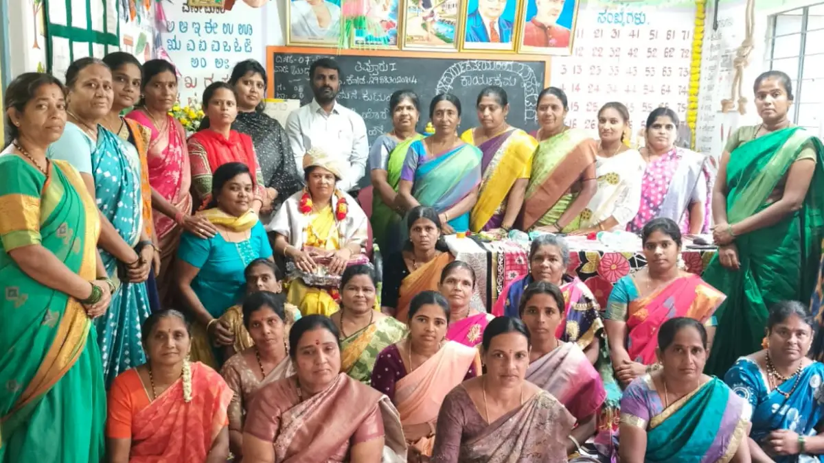 ದೊಡ್ಡಬಳ್ಳಾಪುರ: 25 ವರ್ಷ ಸೇವೆ ಸಲ್ಲಿಸಿ ವರ್ಗಾವಣೆಯಾದ ಅಂಗನವಾಡಿ ವೃತ್ತ ಮೇಲ್ವಿಚಾರಕಿಗೆ ಸನ್ಮಾನ