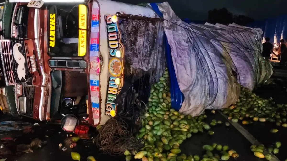 Accident; ರಾಷ್ಟ್ರೀಯ ಹೆದ್ದಾರಿಯಲ್ಲಿ ಮಗುಚಿ ಬಿದ್ದ ಲಾರಿ.. ಮಾವಿನ ಕಾಯಿಗಾಗಿ ಮುಗಿಬಿದ್ದ ಜನ