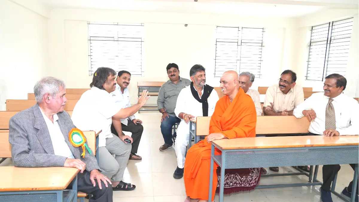 ರಾಜ್ಯದ ಎಲ್ಲ ಶಾಲೆಗಳಲ್ಲಿ ಹಳೇ ವಿದ್ಯಾರ್ಥಿಗಳ ಸಂಘ ಸ್ಥಾಪನೆ ಕಡ್ಡಾಯ ಆದೇಶ: ಶಿಕ್ಷಣ ಸಚಿವರಿಗೆ ಡಿಸಿಎಂ ಡಿ.ಕೆ. ಶಿವಕುಮಾರ್ ಸಲಹೆ