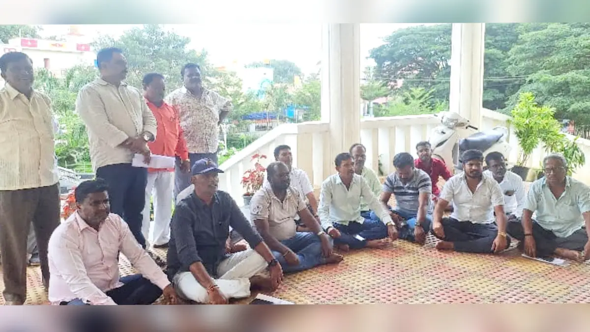 ದೊಡ್ಡಬಳ್ಳಾಪುರ: ನಗರಸಭೆ ಸ್ಥಾಯಿ ಸಮಿತಿ ಅಧ್ಯಕ್ಷನ ವಿರುದ್ಧ ಪ್ರತಿಭಟನೆ..!