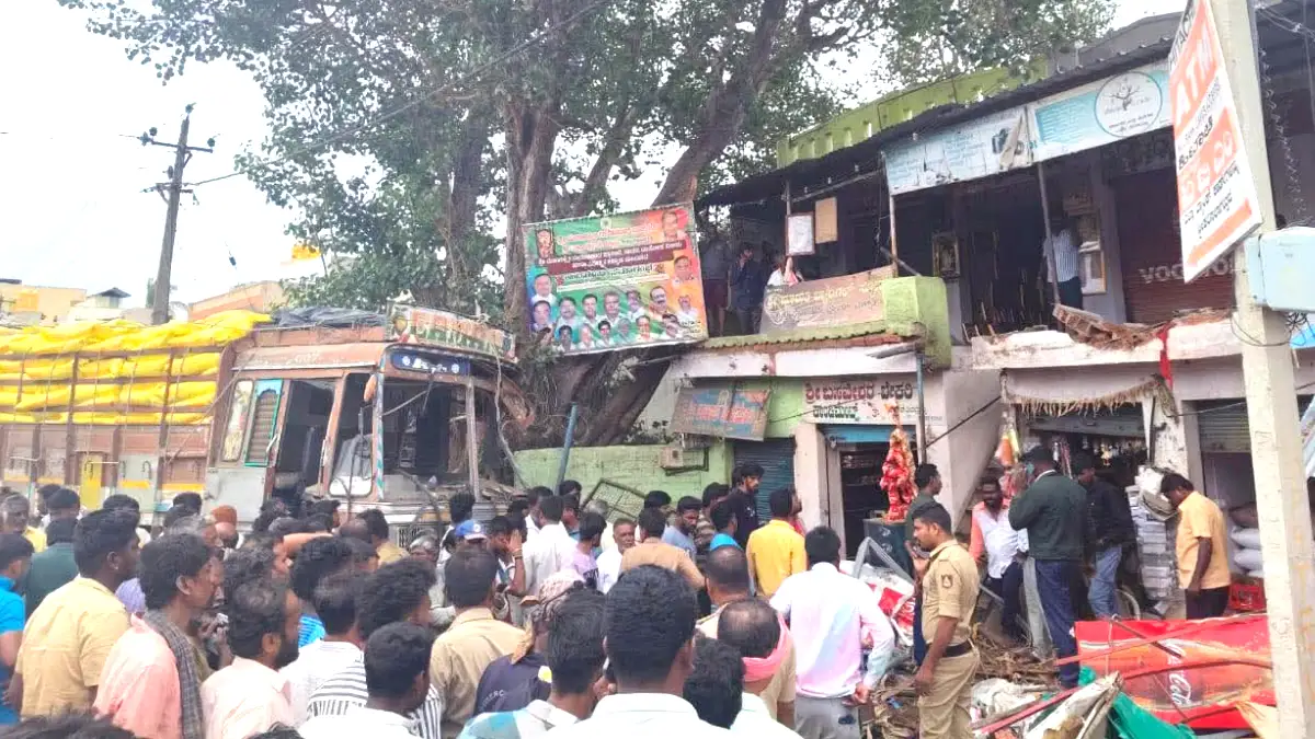 ಬೇಕರಿಗೆ ಲಾರಿ ನುಗ್ಗಿದ ಪ್ರಕರಣ: ಸಾವಿನ ಸಂಖ್ಯೆ 3ಕ್ಕೆ ಏರಿಕೆ.. ಬಿಸ್ಕತ್ ಖರೀದಿಗೆ ಬಂದವರು ಮಸಣಕ್ಕೆ