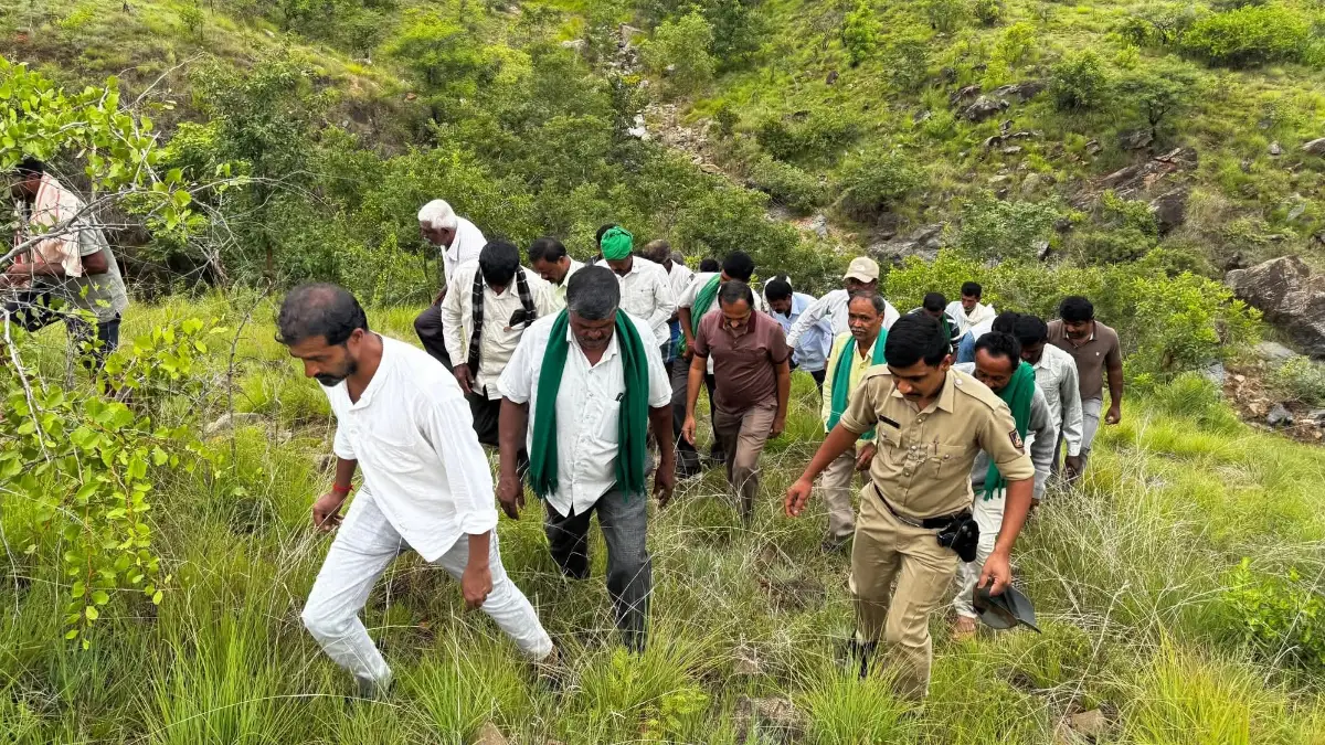 ದೊಡ್ಡಬಳ್ಳಾಪುರ: ಹಳ್ಳಕೊಳ್ಳ ಹತ್ತಿಳಿದ ಜಿಲ್ಲಾಧಿಕಾರಿ..!