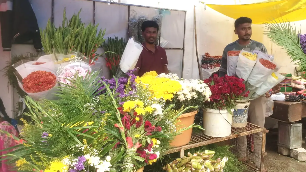 ಗಗನಕ್ಕೇರಿದ ಬೆಲೆಗಳ ನಡುವೆ ವರಮಹಾಲಕ್ಷ್ಮೀ ಹಬ್ಬದ ಸಿದ್ಧತೆ ಜೋರು