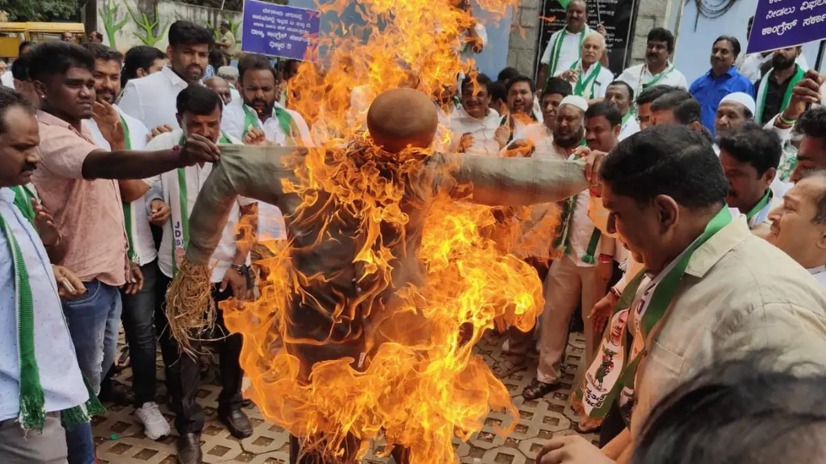 ರಸಗೊಬ್ಬರ ಬಿಕ್ಕಟ್ಟು; ಕೃಷಿ ಸಚಿವರ ಪ್ರತಿಕೃತಿಗೆ ಬೆಂಕಿ ಇಟ್ಟ ಜೆಡಿಎಸ್‌ ಕಾರ್ಯಕರ್ತರು