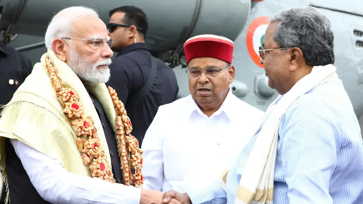 ಬೆಂಗಳೂರಿಗೆ ಬಂದಿಳಿದ ಪ್ರಧಾನಿ ಮೋದಿ: ಸಿಎಂ ಸಿದ್ದರಾಮಯ್ಯ ಸೇರಿ ಗಣ್ಯರಿಂದ ಸ್ವಾಗತ