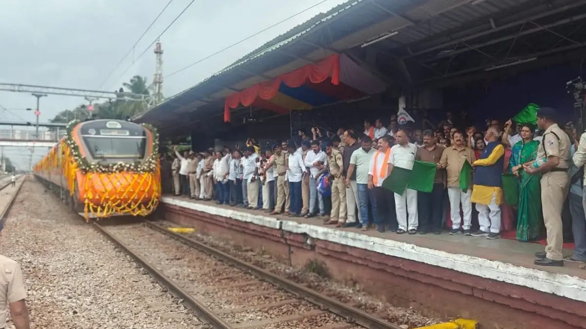 2ನೇ ವಂದೇ ಭಾರತ್ ಎಕ್ಸ್‌ಪ್ರೆಸ್‍ಗೆ ಹಸಿರು ನಿಶಾನೆ ತೋರಿದ ಸಂಸದೆ ಡಾ;ಪ್ರಭಾ ಮಲ್ಲಿಕಾರ್ಜುನ್