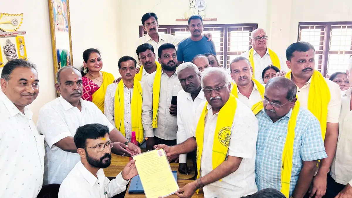 ದೊಡ್ಡಬಳ್ಳಾಪುರ ದೇವಾಂಗ ಮಂಡಲಿ ಚುನಾವಣೆ: ನಾಮಪತ್ರ ಸಲ್ಲಿಸಿದ ಎಂ.ಜಿ.ಶ್ರೀನಿವಾಸ್ ತಂಡ