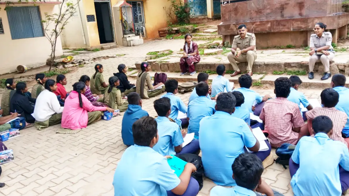 ದೊಡ್ಡಬಳ್ಳಾಪುರ: ಮೇಷ್ಟ್ರಾದ ಪೊಲೀಸರು