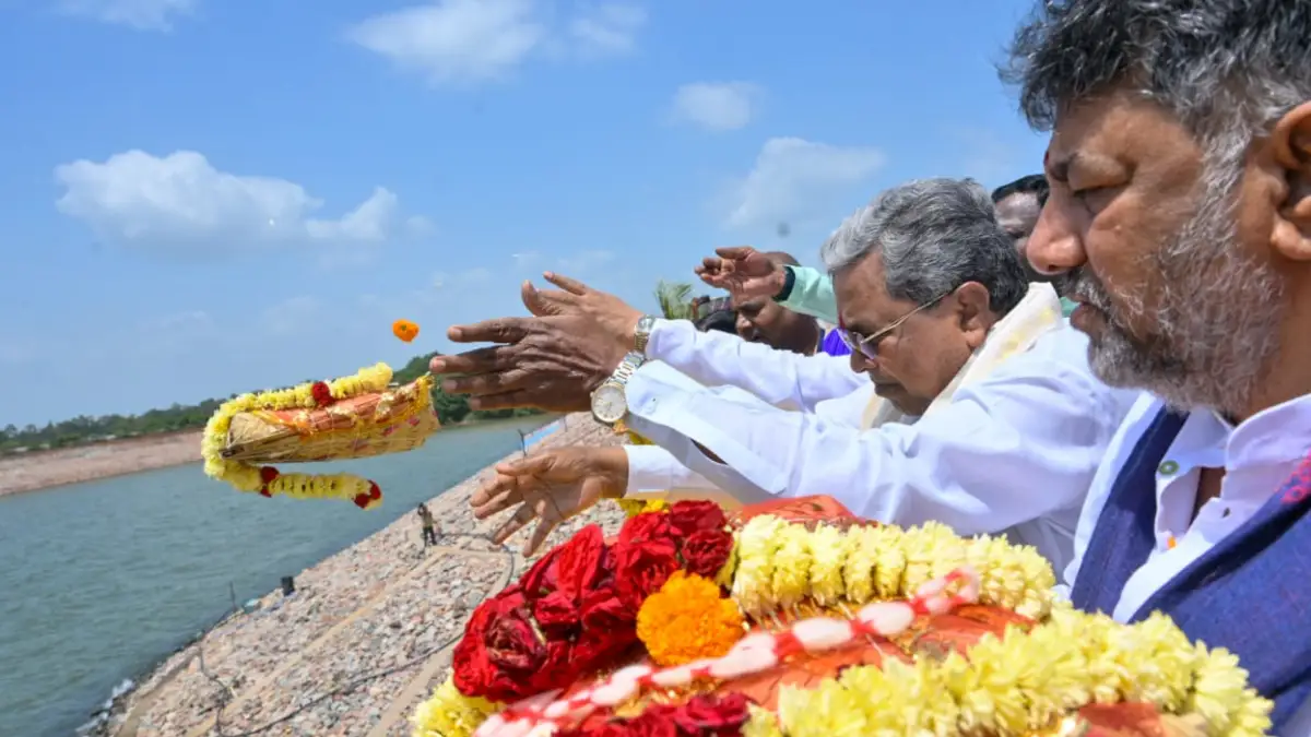 ಕೃಷ್ಣಾ ನದಿಗೆ ಬಾಗಿನ ಅರ್ಪಿಸಿದ ಸಿಎಂ, ಡಿಸಿಎಂ