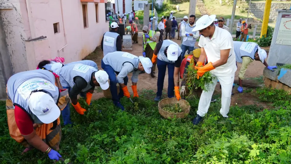 ಸ್ವಚ್ಚತಾ ಹೀ ಸೇವಾ-2025 ಆಂದೋಲನಕ್ಕೆ ಸಸಿ ನೆಡುವ ಮೂಲಕ ಡಿಸಿ ಚಾಲನೆ