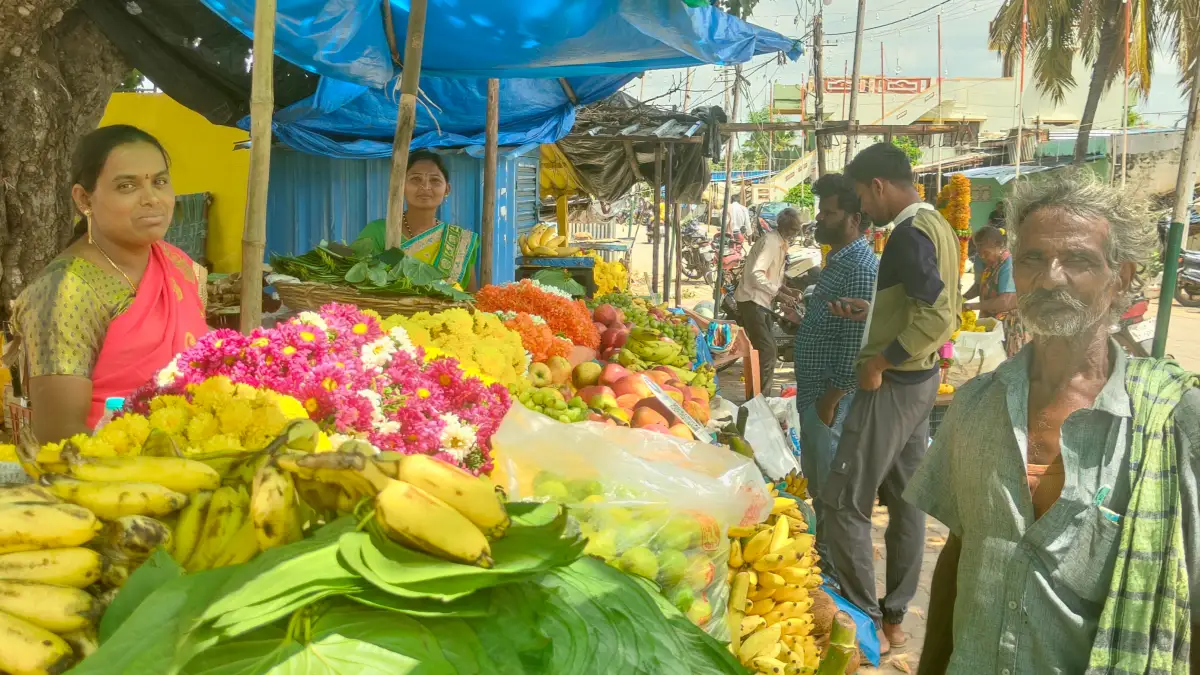 ದೊಡ್ಡಬಳ್ಳಾಪುರ: ಬೆಲೆ ಏರಿಳಿತಗಳ ನಡುವೆ ಆಯುಧಪೂಜೆ- ವಿಜಯದಶಮಿ ಹಬ್ಬಕ್ಕೆ ಸ್ವಾಗತ