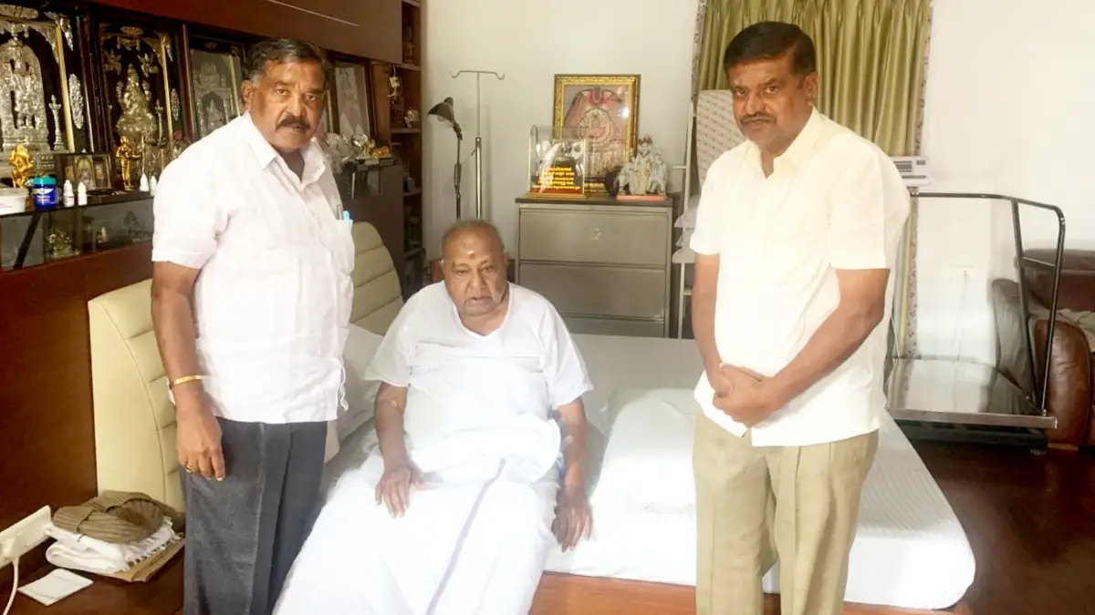 ಹೆಚ್.ಡಿ. ದೇವೇಗೌಡರ ಭೇಟಿಯಾದ ಬಿ.ಮುನೇಗೌಡ.. ದೊಡ್ಡಬಳ್ಳಾಪುರ TAPMCS ಚುನಾವಣೆ ಕುರಿತು ಚರ್ಚೆ..?!