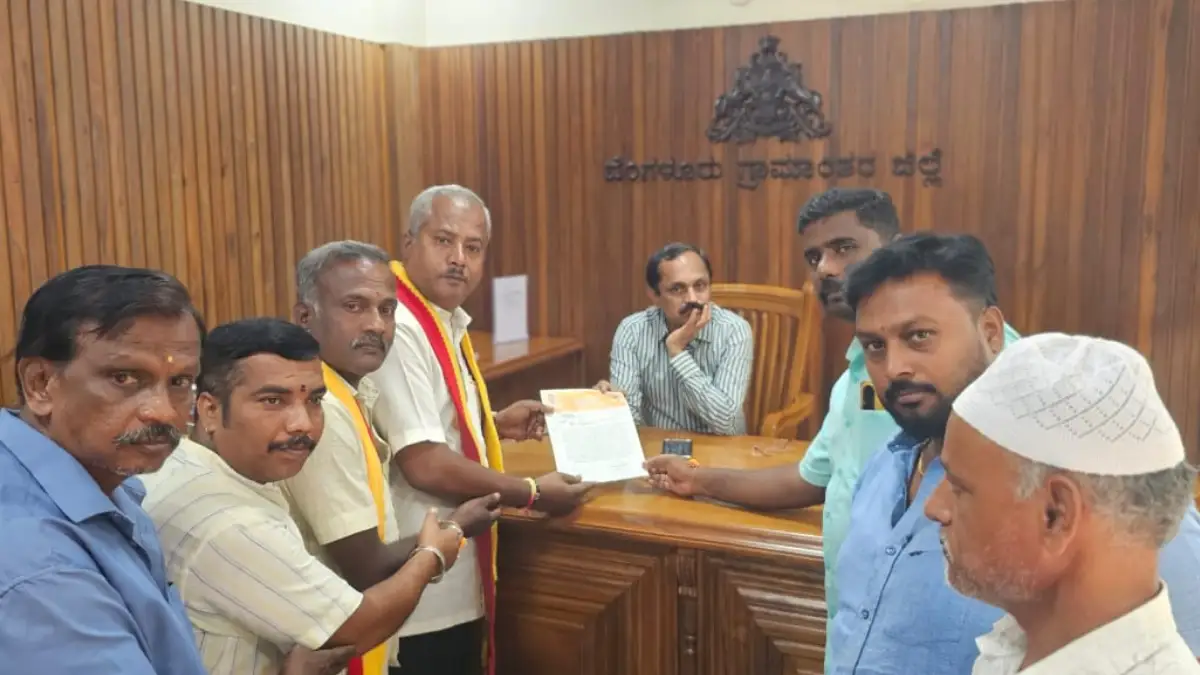 ಫಾಕ್ಸ್ ಕಾನ್ ಬಳಿ ಪ್ಲಾಸ್ಟಿಕ್ ರಾಶಿ ಆರೋಪ; ಜಿಲ್ಲಾಧಿಕಾರಿಗೆ ಕರವೇ ದೂರು