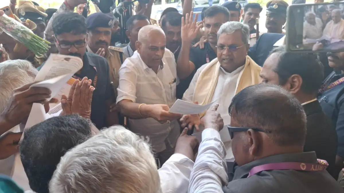 ಜಿಲ್ಲಾಸ್ಪತ್ರೆಗಾಗಿ ಹೋರಾಟಗಾರರಿಂದ ಅವಿರತ ಶ್ರಮ.. ದೊಡ್ಡಬಳ್ಳಾಪುರಕ್ಕೆ ಬಂದ ಸಿಎಂ‌ ಸಿದ್ದರಾಮಯ್ಯರಿಗೂ ಮನವಿ