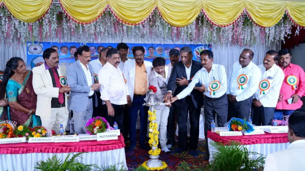 Treat private school teachers equally with government school teachers; Puttanna