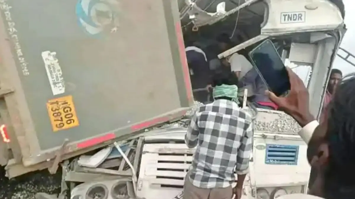 ಭೀಕರ ಅಪಘಾತ.. 10 ತಿಂಗಳ ಮಗು ಸೇರಿ 20 ಮಂದಿ ದುರ್ಮರಣ.!| Video